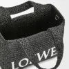 Mała Font Tote z napisem „Loewe” z rafii Mała Font Tote z napisem „Loewe” z rafii