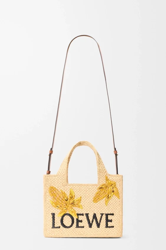 Mała Font Tote z napisem „Loewe” z rafii Mała Font Tote z napisem „Loewe” z rafii