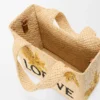 Mała Font Tote z napisem „Loewe” z rafii Mała Font Tote z napisem „Loewe” z rafii