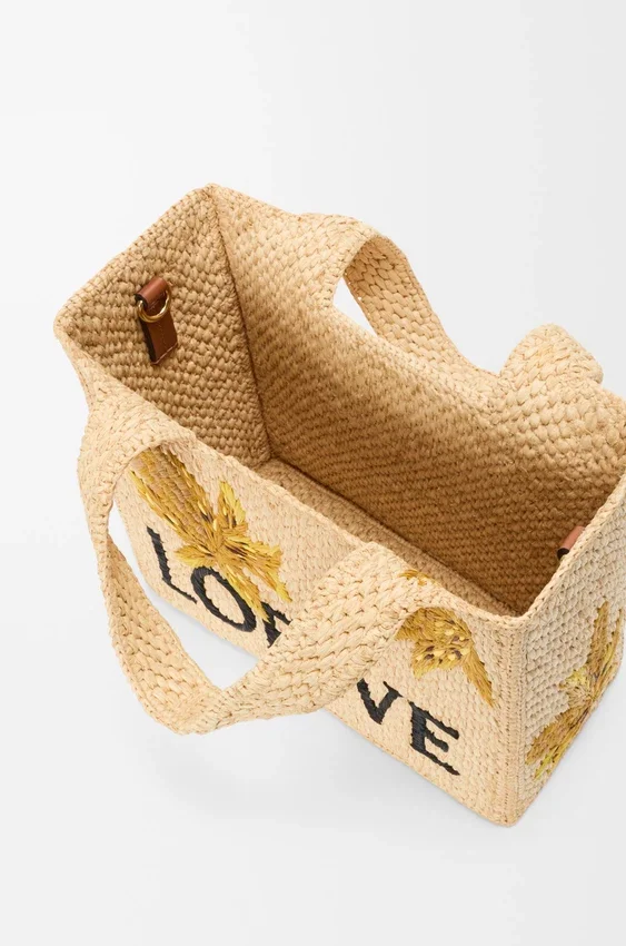 Mała Font Tote z napisem „Loewe” z rafii Mała Font Tote z napisem „Loewe” z rafii