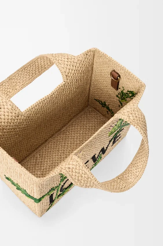 Mała Font Tote z napisem „Loewe” z rafii Mała Font Tote z napisem „Loewe” z rafii