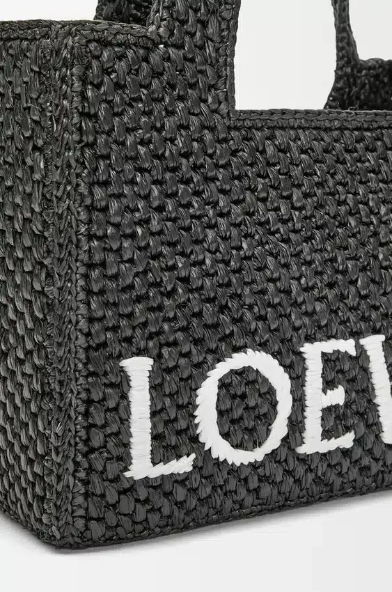 Mała Font Tote z napisem „Loewe” z rafii Mała Font Tote z napisem „Loewe” z rafii