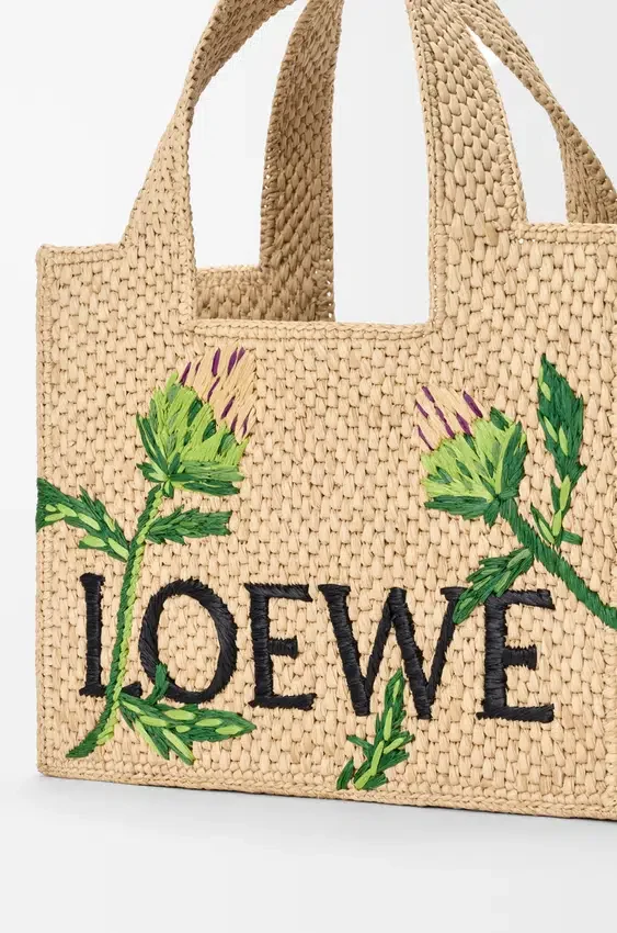 Mała Font Tote z napisem „Loewe” z rafii Mała Font Tote z napisem „Loewe” z rafii