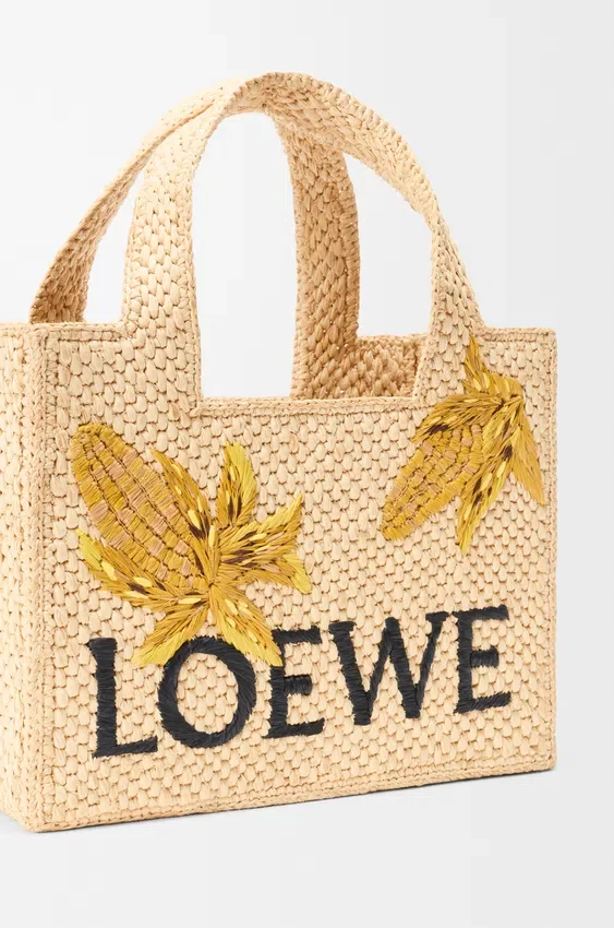 Mała Font Tote z napisem „Loewe” z rafii Mała Font Tote z napisem „Loewe” z rafii