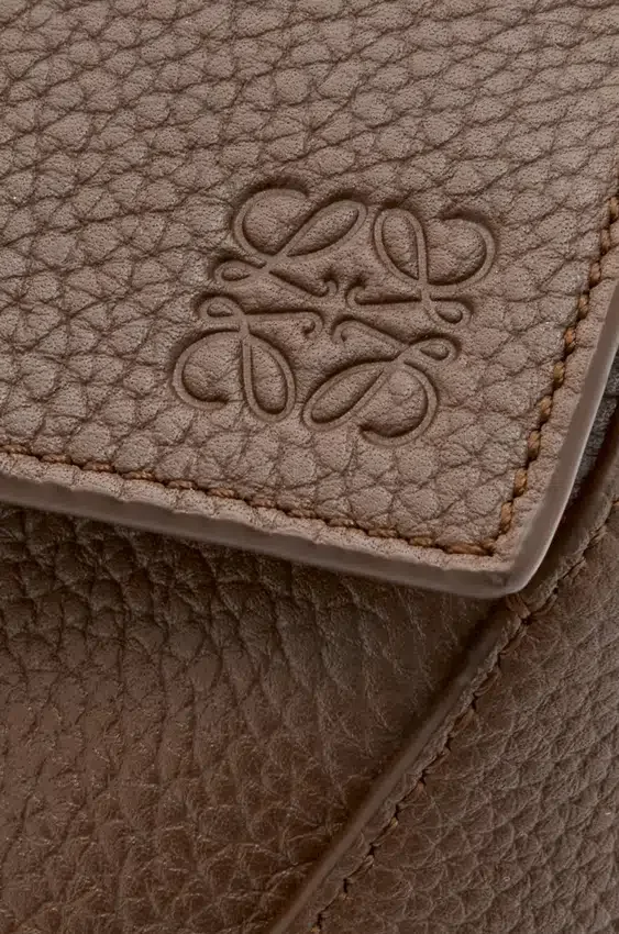 Mała Puzzle Bumbag z ziarnistej skóry cielęcej Mała Puzzle Bumbag z ziarnistej skóry cielęcej
