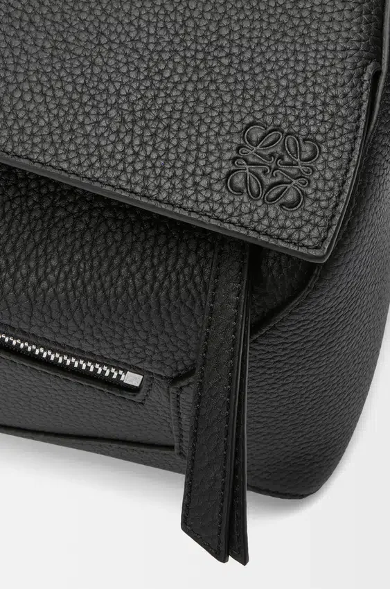 Mała Puzzle Bumbag z ziarnistej skóry cielęcej Mała Puzzle Bumbag z ziarnistej skóry cielęcej