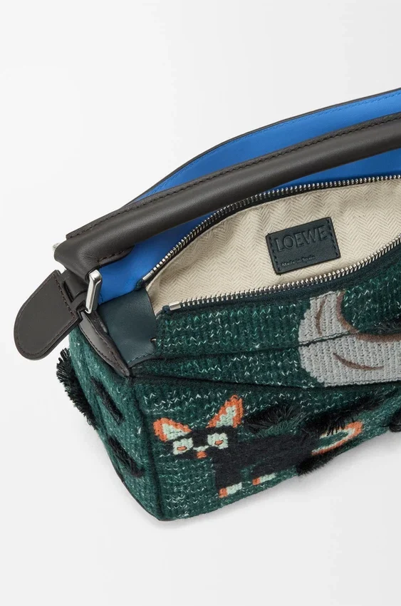 Mała torba „Futurist Cat Puzzle” z haftowanej dzianiny i klasycznej skóry cielęcej Mała torba „Futurist Cat Puzzle” z haftowanej dzianiny i klasycznej skóry cielęcej