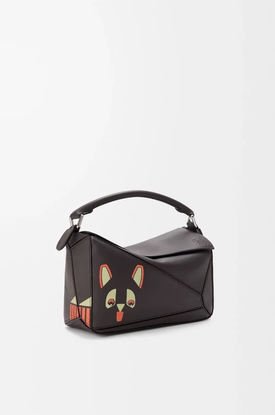 Mała torba „Futurist Cat Puzzle” z motywem kota w stylu futurystycznym, wykonana z klasycznej skóry cielęcej Mała torba „Futurist Cat Puzzle” z motywem kota w stylu futurystycznym, wykonana z klasycznej skóry cielęcej