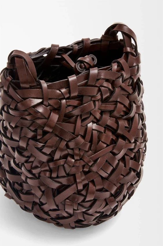Mała torebka Nest Basket ze skóry cielęcej Mała torebka Nest Basket ze skóry cielęcej