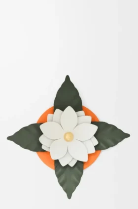 Mała świeczka o zapachu orchidei w klasycznej puszce z cielęcej skóry i mosiądzu
