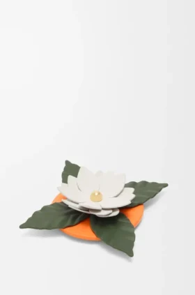 Mała świeczka o zapachu orchidei w klasycznej puszce z cielęcej skóry i mosiądzu