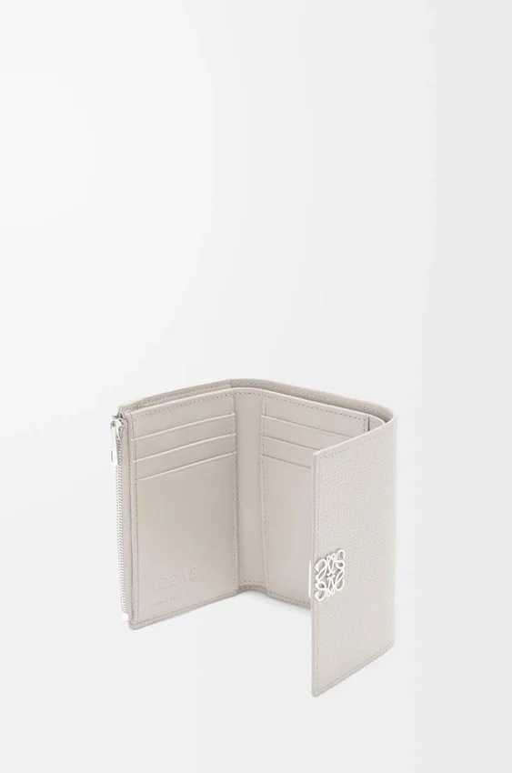 Mały pionowy portfel z motywem anagramowym, wykonany ze skóry cielęcej o fakturze Pebble Mały pionowy portfel z motywem anagramowym, wykonany ze skóry cielęcej o fakturze Pebble