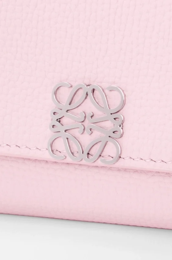 Mały pionowy portfel z motywem anagramowym, wykonany ze skóry cielęcej o fakturze Pebble Mały pionowy portfel z motywem anagramowym, wykonany ze skóry cielęcej o fakturze Pebble