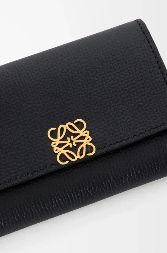 Mały pionowy portfel z motywem anagramowym, wykonany ze skóry cielęcej o fakturze Pebble Mały pionowy portfel z motywem anagramowym, wykonany ze skóry cielęcej o fakturze Pebble