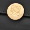 Mały portfel pionowy z fakturą „Pebble” z błyszczącej skóry cielęcej typu nappa Mały portfel pionowy z fakturą „Pebble” z błyszczącej skóry cielęcej typu nappa