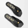 Miękkie klapki z motywem „Pebble” z nappa jagnięcej skóry Miękkie klapki z motywem „Pebble” z nappa jagnięcej skóry