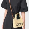 Mini font Tote loewe z napisem w rafii Mini font Tote loewe z napisem w rafii