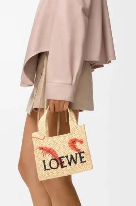 Mini font Tote loewe z napisem w rafii