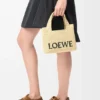 Mini font Tote loewe z napisem w rafii Mini font Tote loewe z napisem w rafii