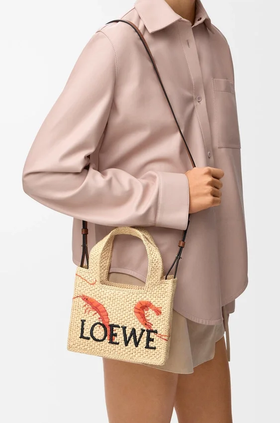 Mini font Tote loewe z napisem w rafii Mini font Tote loewe z napisem w rafii