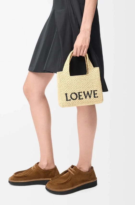 Mini font Tote loewe z napisem w rafii Mini font Tote loewe z napisem w rafii