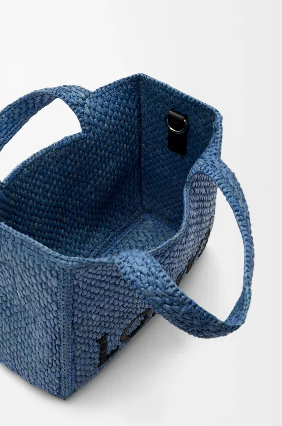 Mini font Tote loewe z napisem w rafii Mini font Tote loewe z napisem w rafii
