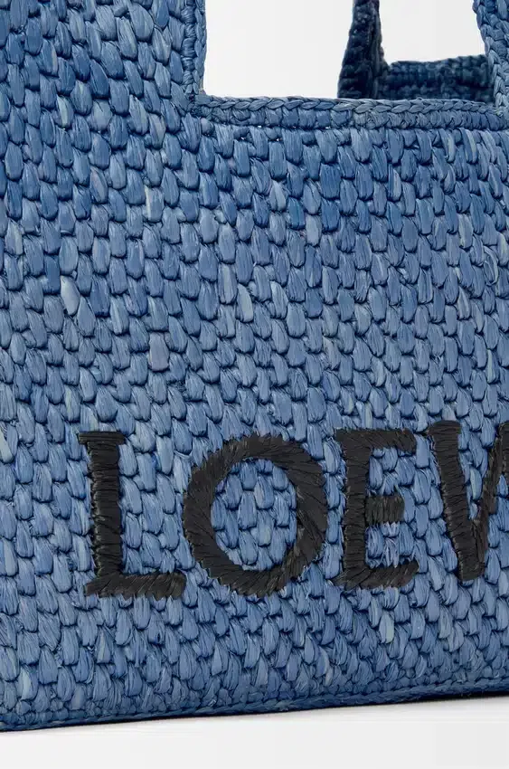 Mini font Tote loewe z napisem w rafii Mini font Tote loewe z napisem w rafii