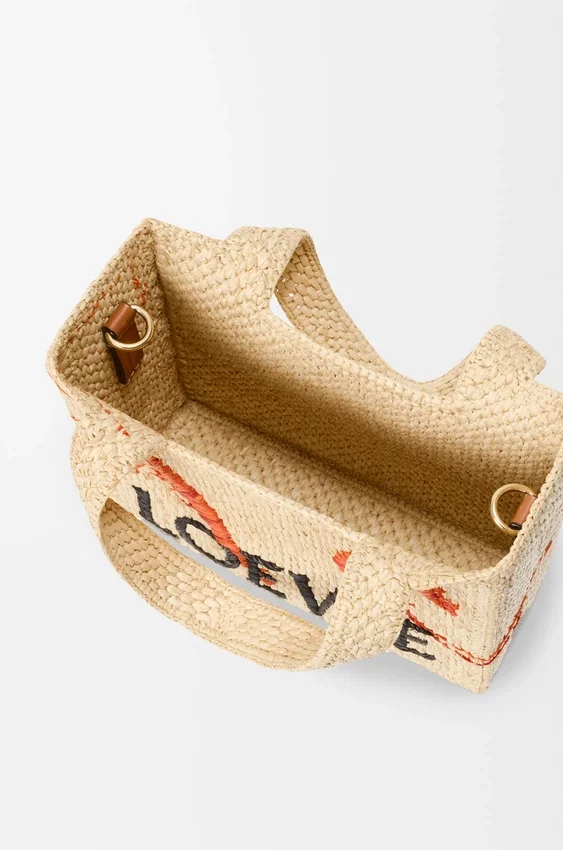 Mini font Tote loewe z napisem w rafii Mini font Tote loewe z napisem w rafii