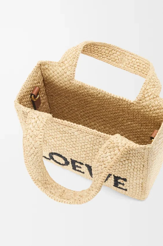 Mini font Tote loewe z napisem w rafii Mini font Tote loewe z napisem w rafii