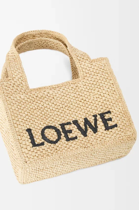 Mini font Tote loewe z napisem w rafii Mini font Tote loewe z napisem w rafii