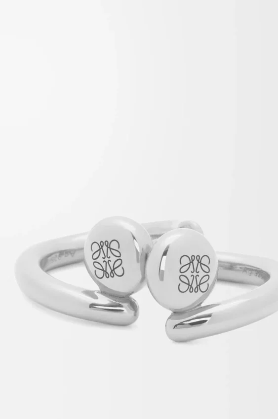 Mini kolczyki koła Anagram Pebble ze srebra próby 925 Mini kolczyki koła Anagram Pebble ze srebra próby 925