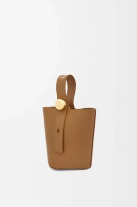 Mini torebka typu Pebble Bucket z gładkiej skóry cielęcej