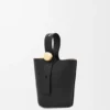 Mini torebka typu Pebble Bucket z gładkiej skóry cielęcej Mini torebka typu Pebble Bucket z gładkiej skóry cielęcej