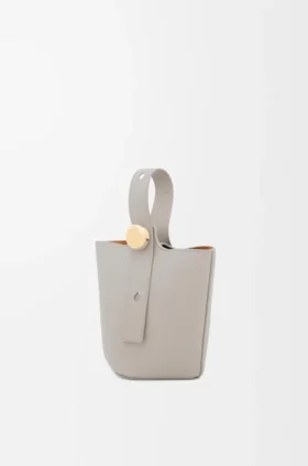 Mini torebka typu Pebble Bucket z gładkiej skóry cielęcej
