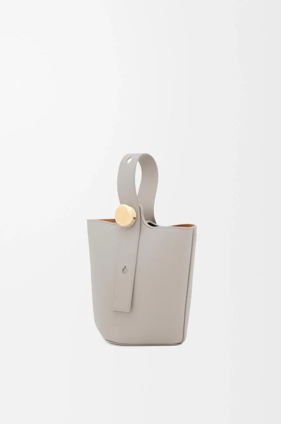 Mini torebka typu Pebble Bucket z gładkiej skóry cielęcej Mini torebka typu Pebble Bucket z gładkiej skóry cielęcej