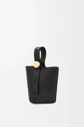 Mini torebka typu Pebble Bucket z gładkiej skóry cielęcej
