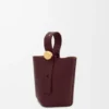 Mini torebka typu Pebble Bucket z gładkiej skóry cielęcej Mini torebka typu Pebble Bucket z gładkiej skóry cielęcej