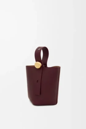 Mini torebka typu Pebble Bucket z gładkiej skóry cielęcej