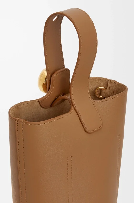 Mini torebka typu Pebble Bucket z gładkiej skóry cielęcej Mini torebka typu Pebble Bucket z gładkiej skóry cielęcej