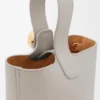 Mini torebka typu Pebble Bucket z gładkiej skóry cielęcej Mini torebka typu Pebble Bucket z gładkiej skóry cielęcej