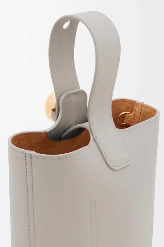 Mini torebka typu Pebble Bucket z gładkiej skóry cielęcej Mini torebka typu Pebble Bucket z gładkiej skóry cielęcej