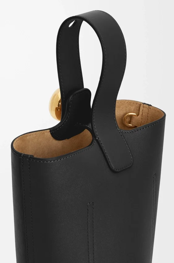 Mini torebka typu Pebble Bucket z gładkiej skóry cielęcej Mini torebka typu Pebble Bucket z gładkiej skóry cielęcej