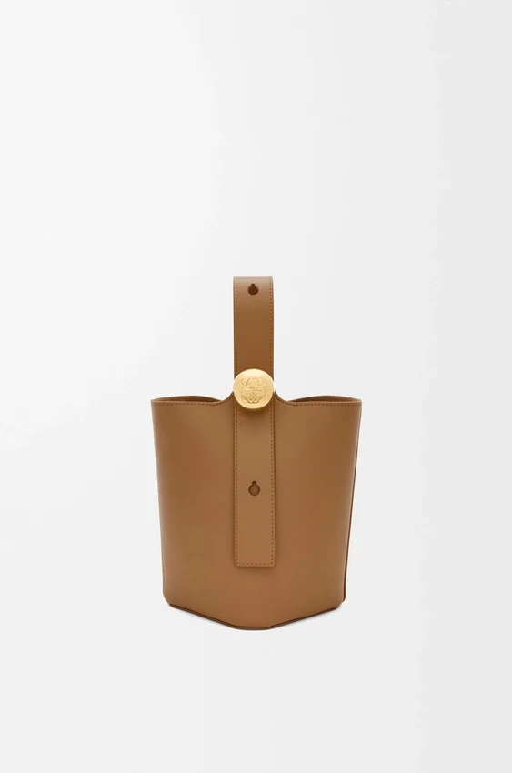 Mini torebka typu Pebble Bucket z gładkiej skóry cielęcej Mini torebka typu Pebble Bucket z gładkiej skóry cielęcej
