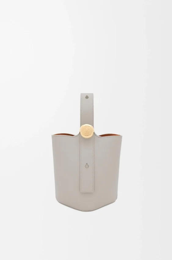 Mini torebka typu Pebble Bucket z gładkiej skóry cielęcej Mini torebka typu Pebble Bucket z gładkiej skóry cielęcej