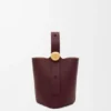 Mini torebka typu Pebble Bucket z gładkiej skóry cielęcej Mini torebka typu Pebble Bucket z gładkiej skóry cielęcej