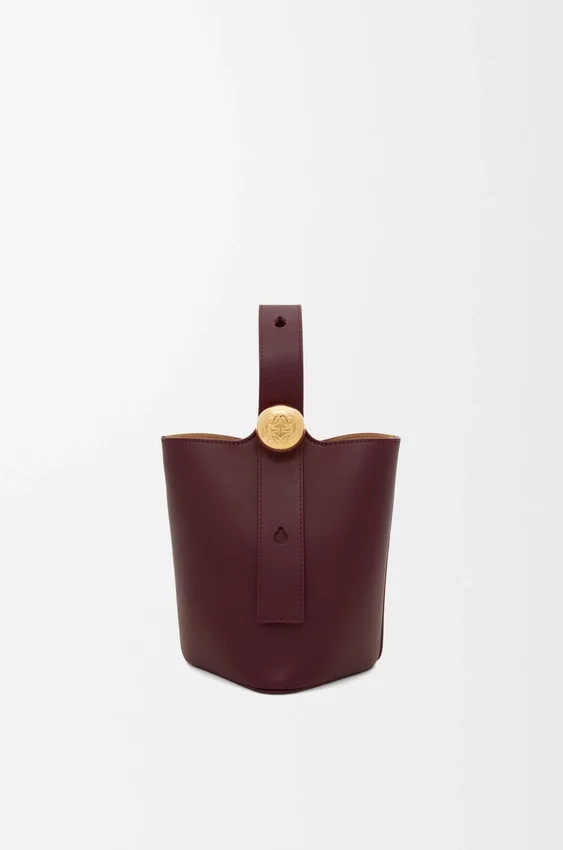 Mini torebka typu Pebble Bucket z gładkiej skóry cielęcej Mini torebka typu Pebble Bucket z gładkiej skóry cielęcej