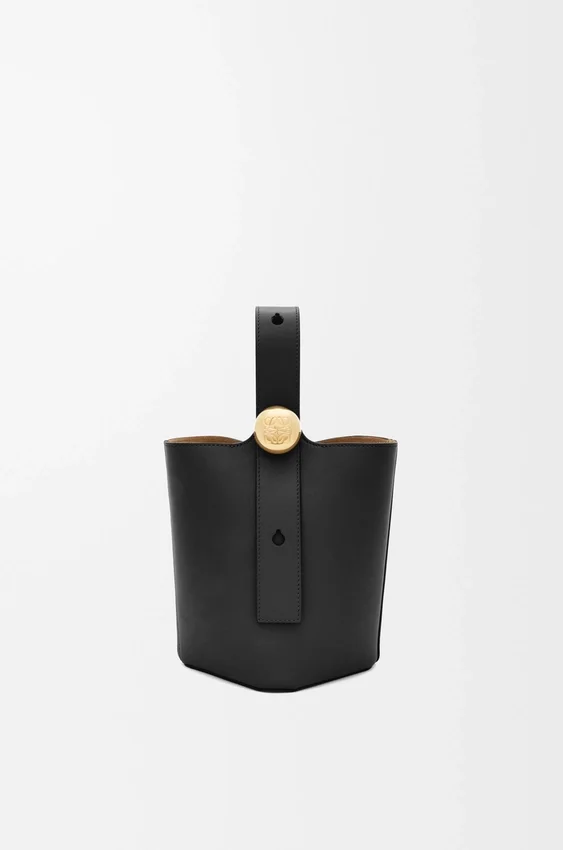 Mini torebka typu Pebble Bucket z gładkiej skóry cielęcej Mini torebka typu Pebble Bucket z gładkiej skóry cielęcej