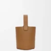 Mini torebka typu Pebble Bucket z gładkiej skóry cielęcej Mini torebka typu Pebble Bucket z gładkiej skóry cielęcej