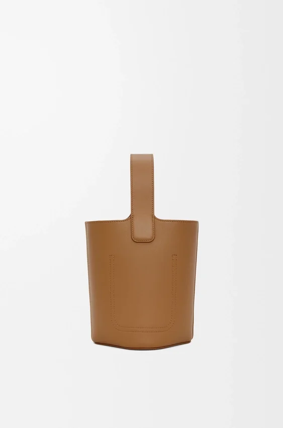 Mini torebka typu Pebble Bucket z gładkiej skóry cielęcej Mini torebka typu Pebble Bucket z gładkiej skóry cielęcej