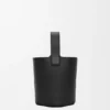 Mini torebka typu Pebble Bucket z gładkiej skóry cielęcej Mini torebka typu Pebble Bucket z gładkiej skóry cielęcej